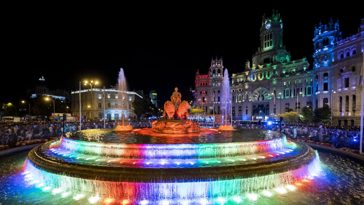 Los municipios madrileños pintan de arcoíris los fines de semana para celebrar el orgullo LGTB
