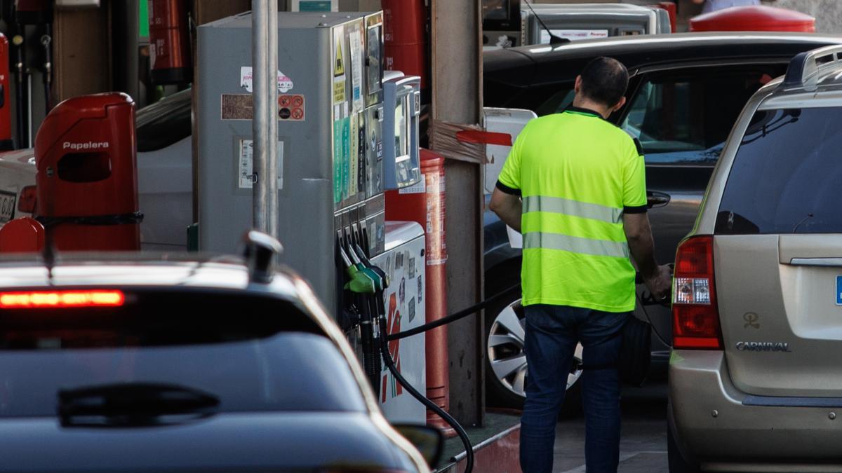 Estas son las cadenas de gasolineras más baratas, según el nuevo informe de la OCU: puedes ahorrarte hasta 9 euros por depósito de combustible