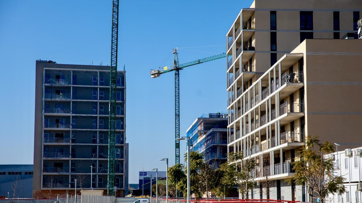 El ritmo de creación de nuevas viviendas cae un 34% en el área de Barcelona