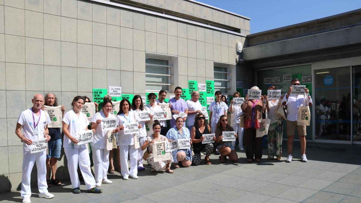 Profesionales sanitarios se concentran en toda Catalunya para exigir que cesen los recortes de pagas extras