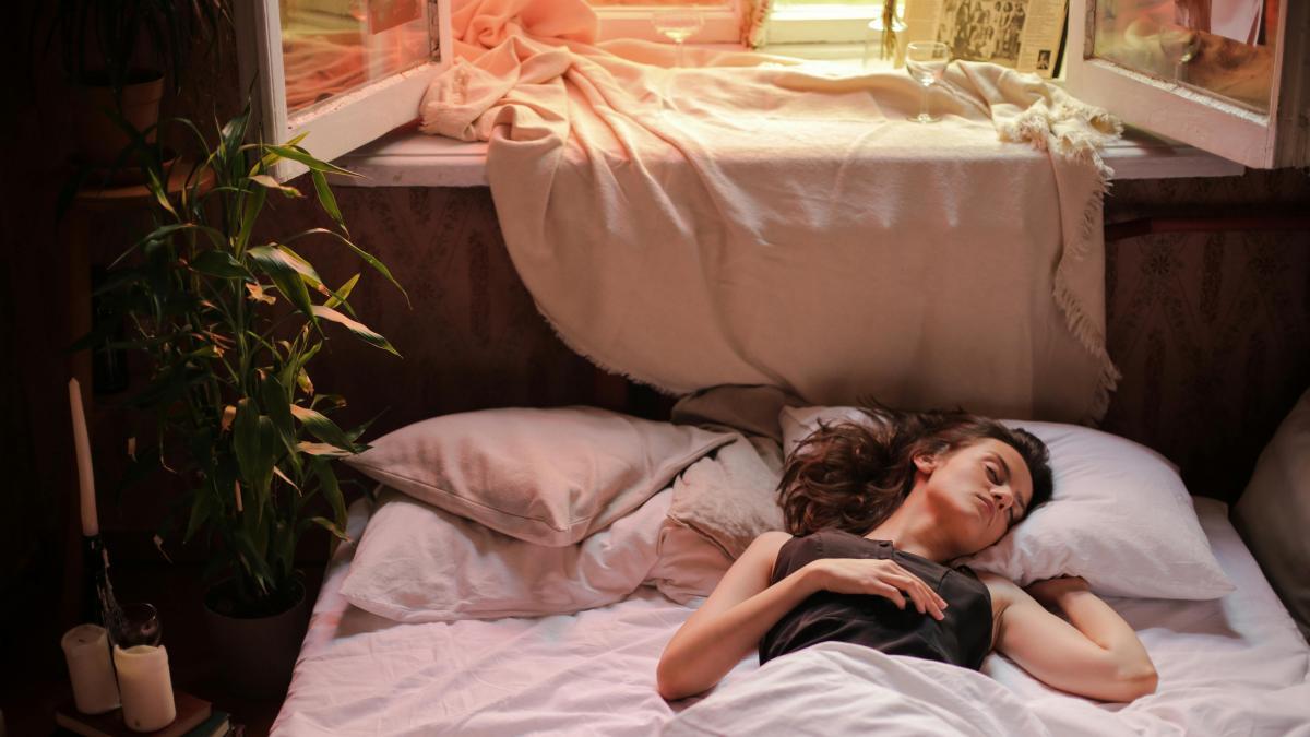 El estudio que sentencia a aquellos que duermen con la ventana abierta en plena ola de calor: puede afectar a tu salud física y mental
